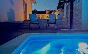 Holiday House Leona